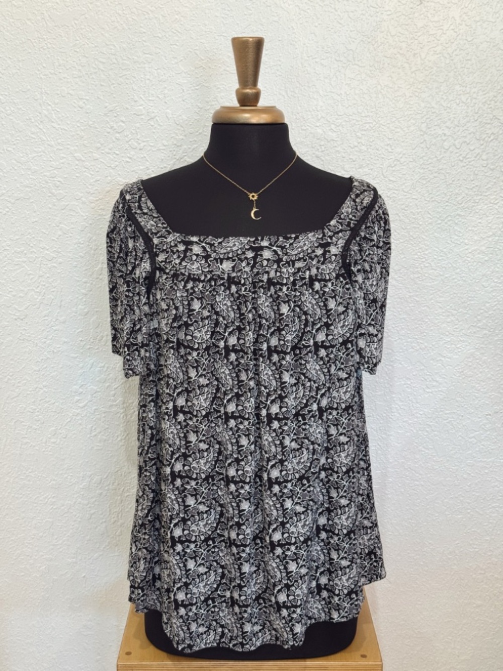 Floral Square-Neck Short Sleeve Blouse in Black & White